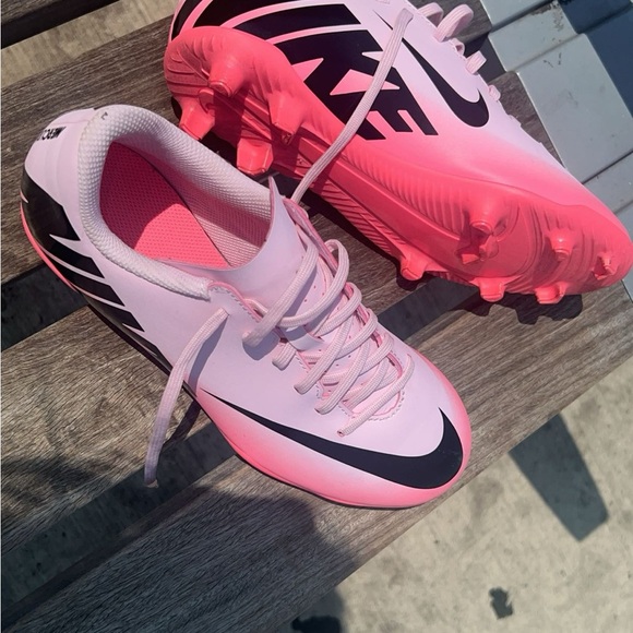 TWO cleats. Kids Zize - Picture 2 of 4